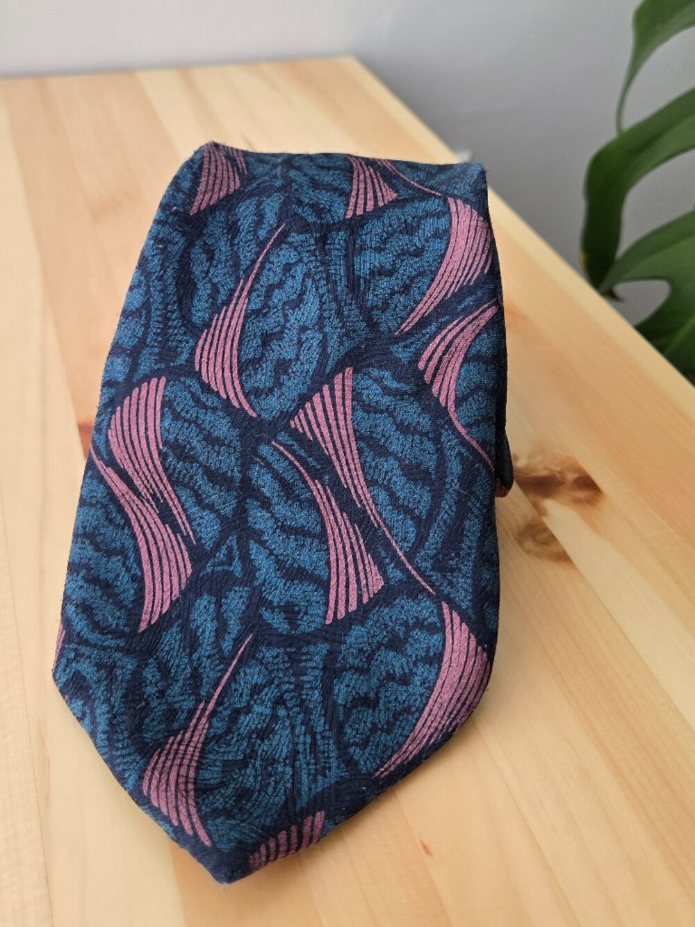 Stunning Harry Rosen 100% Silk Tie - Made in Spain